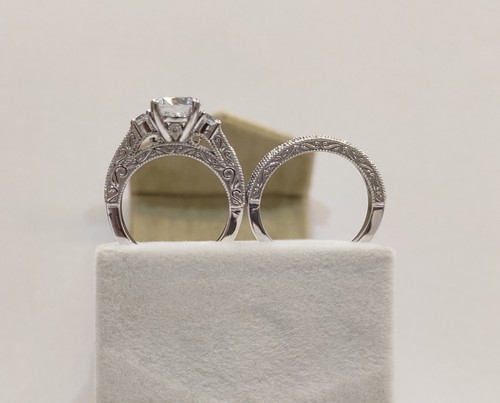 Vintage 2.20 Ct White Round Cubic Zirconia Wedding Ring Set - Picture 5 of 5
