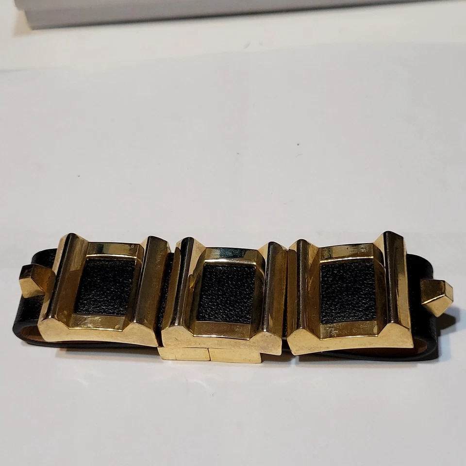 Vince Camuto Cuero Negro Tono Dorado Cierre Magnético con Cierre de Seguridad... Foto 2 de 4