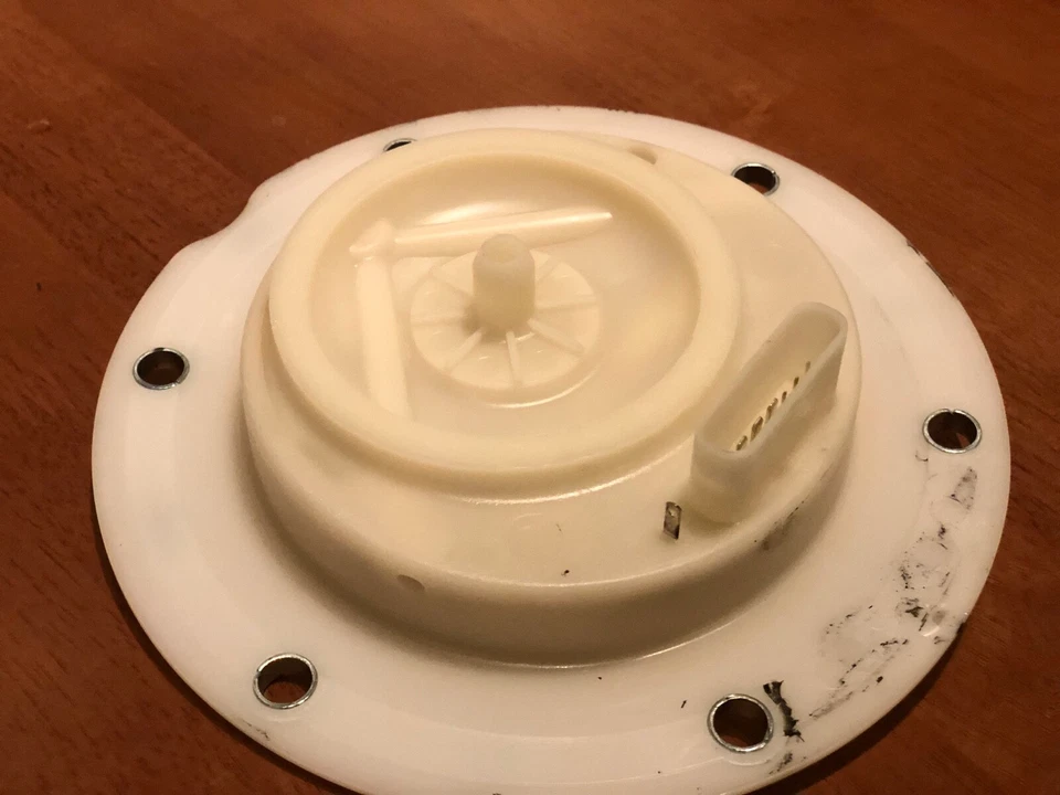 Mercedes-Benz GLK350 - CUBIERTA MÓDULO BOMBA COMBUSTIBLE - LADO PASAJERO OEM prt#A2044700438 Foto 4 de 4