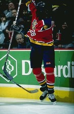 Peter Worrell Florida Panthers gives a high stick at the game v th- Old Photo