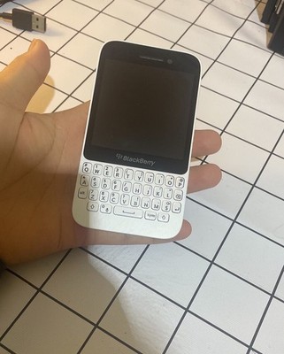 BlackBerry Q5 8GB  4G LTE QWERTY Keyboard Phone Fully Working Good Condition