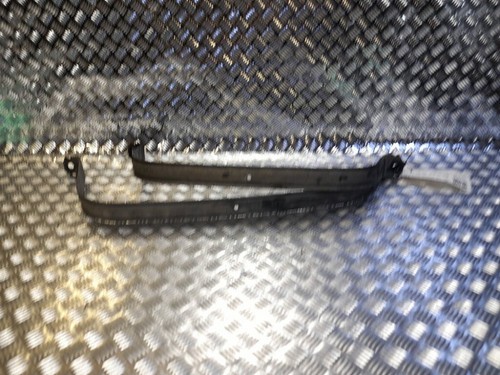 Fuel tank mounting bracket