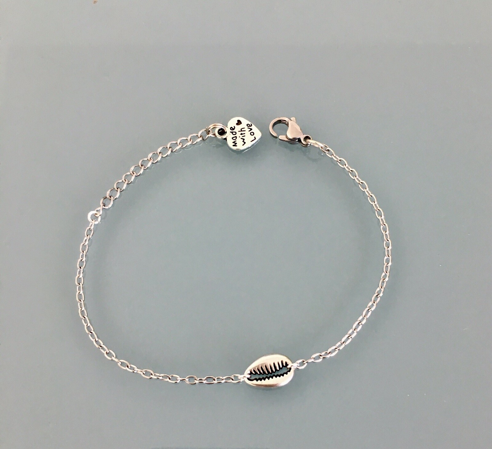 Bracelet coquillage doré d'une finition joaillerie en argent et acier