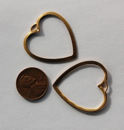 DE COLECCIÓN 4 COLGANTES DE CORAZÓN DE LATÓN NATURAL CUENTAS FIANZA DIJES ESTAMPADOS 32mm - Imagen 2 de 2