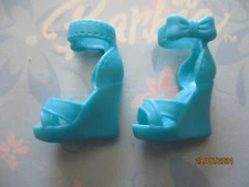 BARBIE DOLL / PAIR OF SHOES: BOOTS, PUMPS ....... (2531)