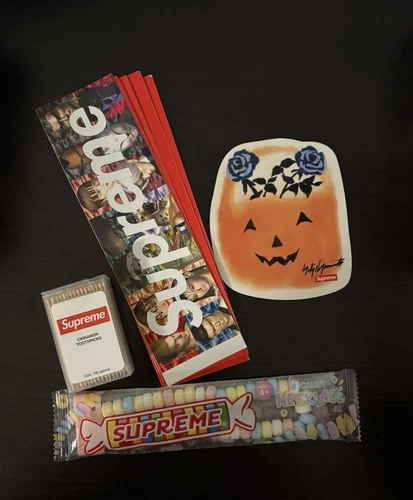 LOT d'accessoires suprêmes autocollants Tekken, cure dents, collier bonbons et plus