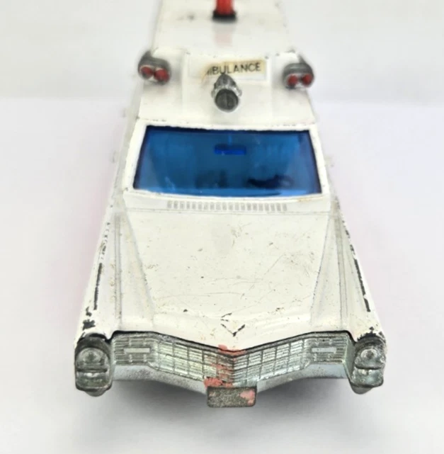 Vehículo de rescate superior modelo fundido a presión Cadullac ambulancia juguetes dinky años 60 de colección Foto 3 de 4