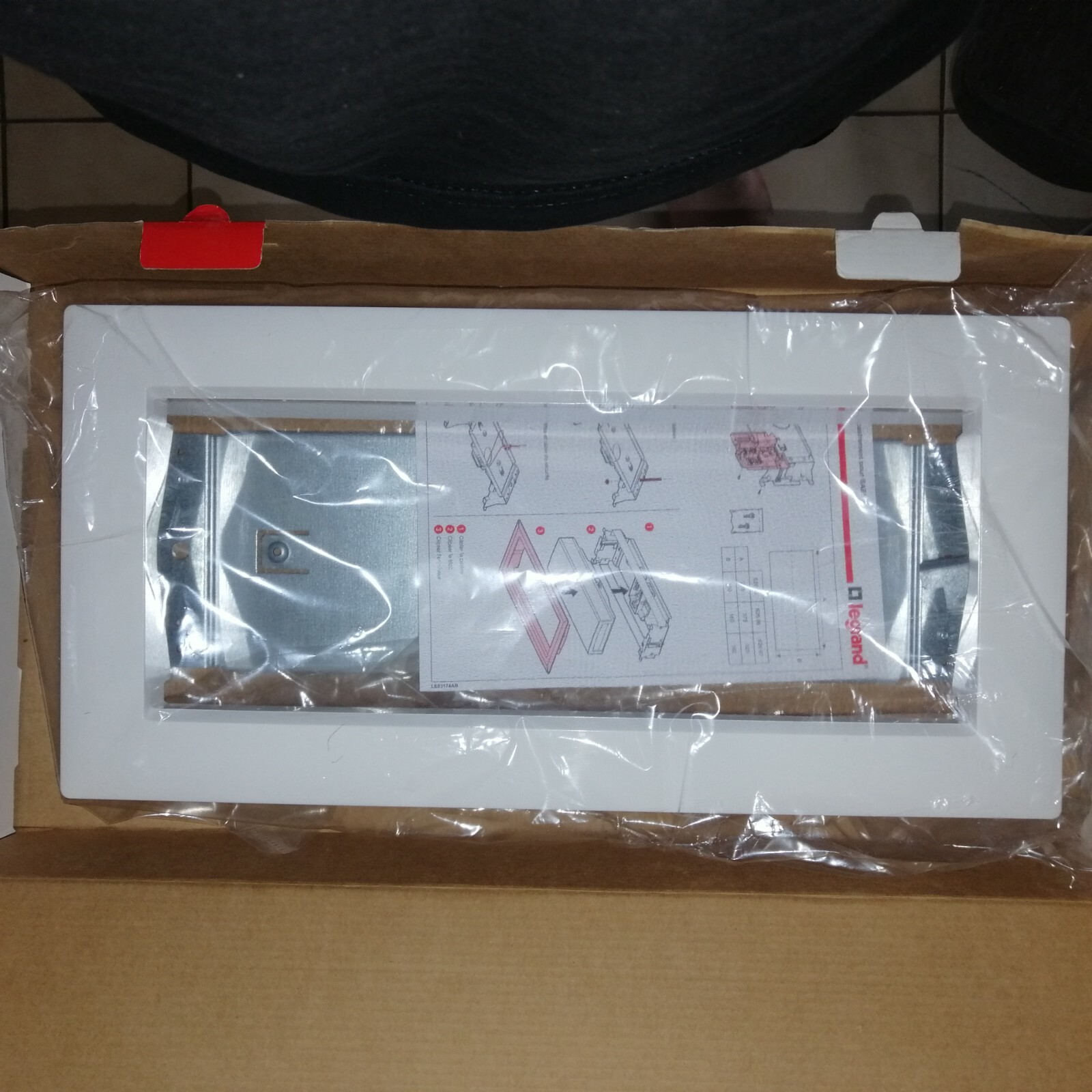 Accessoire encastrement IP43 Legrand 62696 : éclairage discret bureau