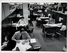 1979 Press Photo H&R Block Inc. employees crunch to beat tax-filing deadline