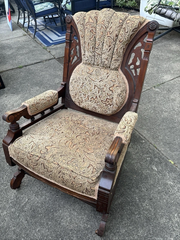 Mecedora vintage de roble tigre caras talladas respaldo y brazos balancín años 1890’s Foto 2 de 4