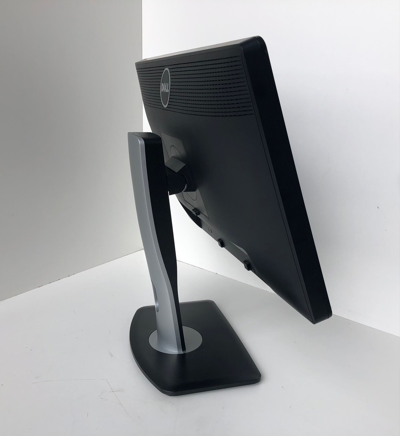 Dell Monitor P2213 22" 55,9 cm LCD TFT Schwarz VGA DVID DP 1680 x 1050