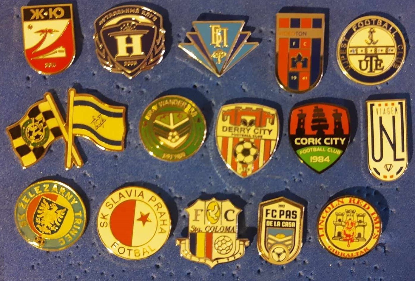 set lot 15 pins mix EUROPEAN football clubs badges pins European clubs