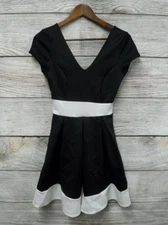 Maru Dress Junior Womens Size Small Black & White V Neck Skater Dress New