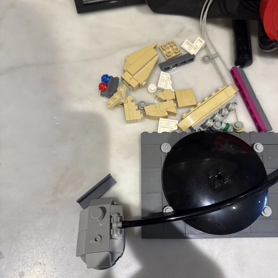 LEGO Ideas 21329 Fender Stratocaster, photo 2 of 5