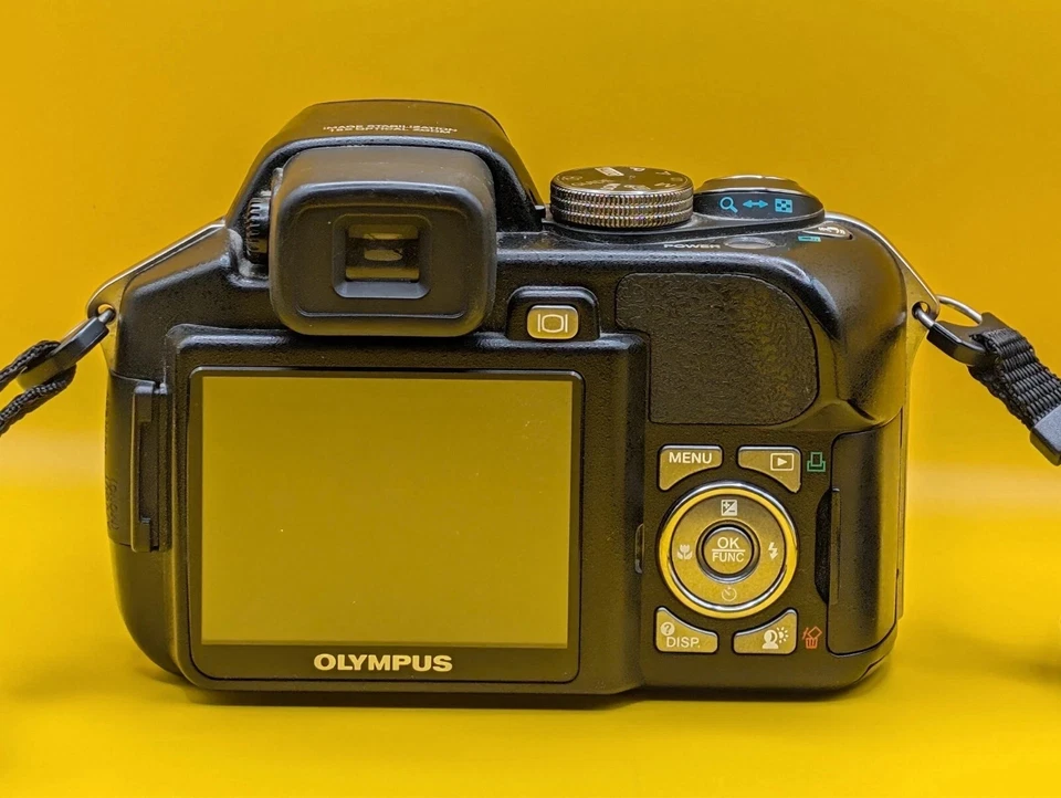 Olympus SP-560UZ 8mp CCD Camera Working with case  takes Duracell AA batteries - Image 4 of 4