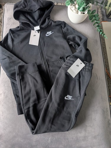 Neu Nike Kinder Unisex Full Black Trainingsanzug Full Zip Top + Jogginghose Freizeit Gr. S - Bild 14 von 22