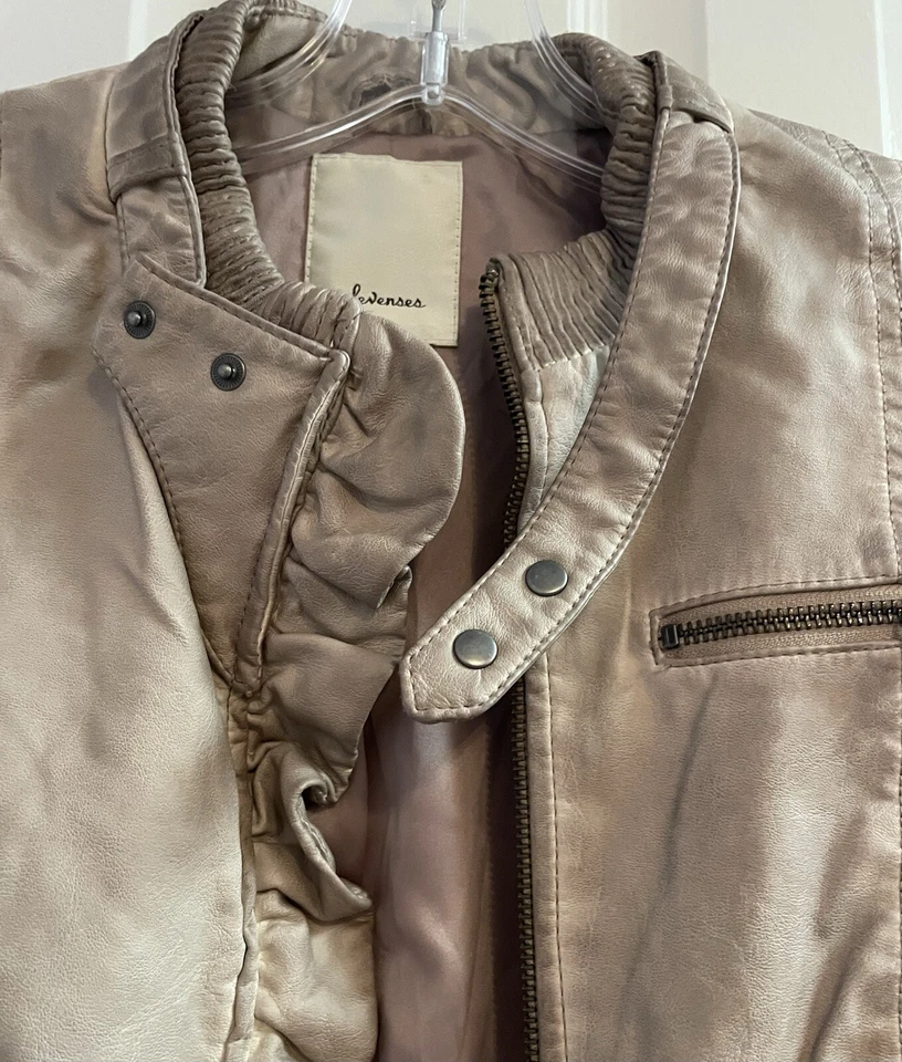 Chaqueta de bombardero Anthropologie Elevenses vegana imitación cuero acolchada con volantes Foto 4 de 4