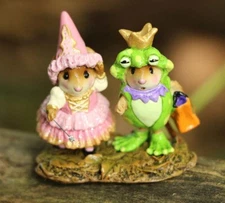 Wee Forest Folk M-670a A Kiss for a Prince - Limited (RETIRED)