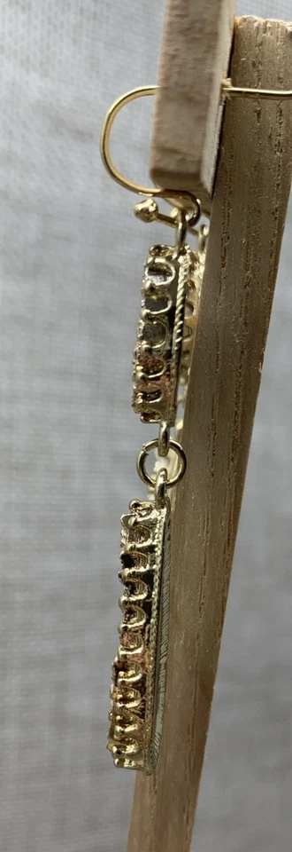 Pendientes colgantes Humble Chic New York para mujer en tono dorado 2" Foto 3 de 4
