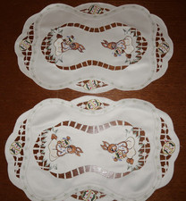 2 schöne Osterdeckchen-Stickerei-Osterhäschen-Durchbruch-Tischdecke-Neu/unben.