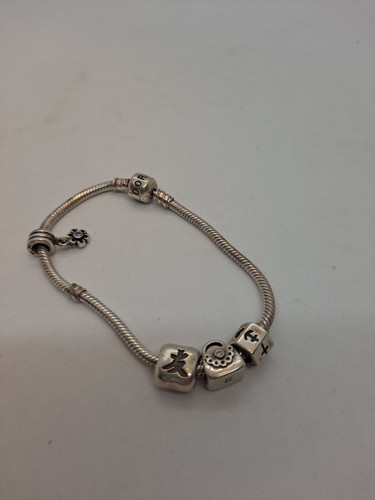 Pandora Armband mit 4 Charms 2 Schraubstopfen .925 Silber 73/4" lang.