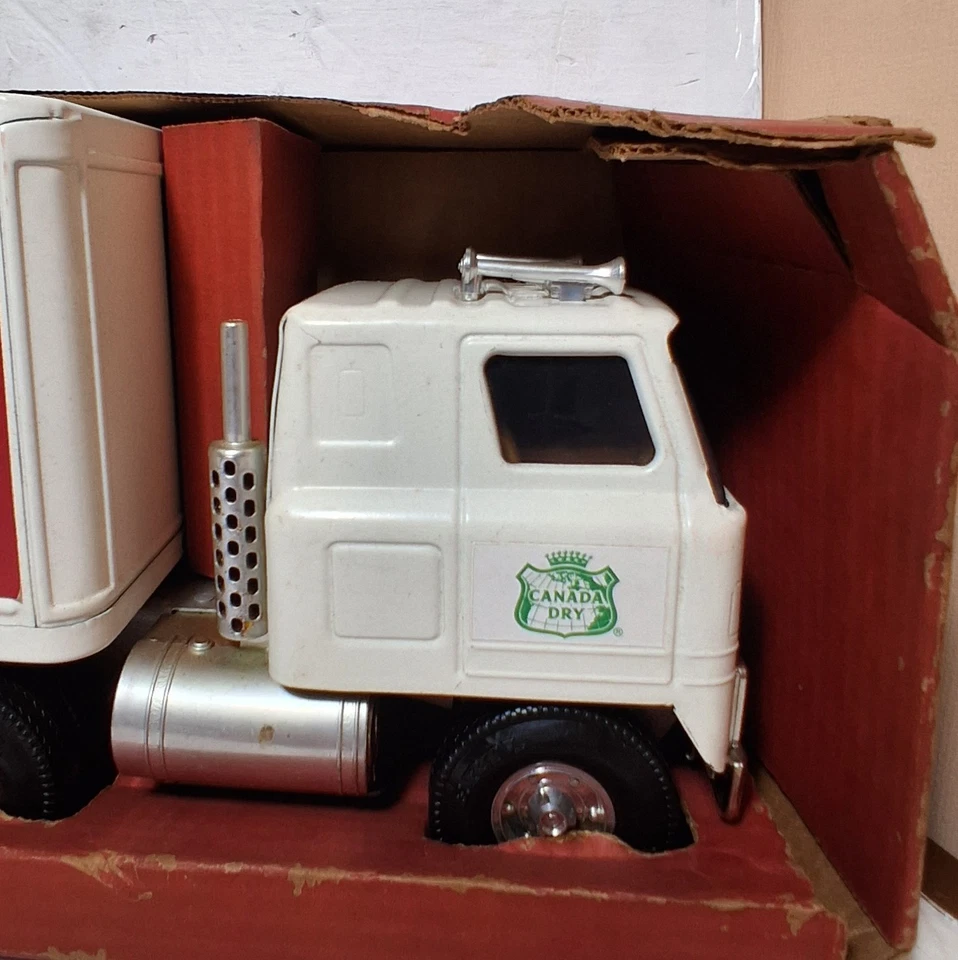 Vintage ERTL Canada Dry 18 Wheeler Metal Truck 22” Nice In Original Box - Image 4 of 4