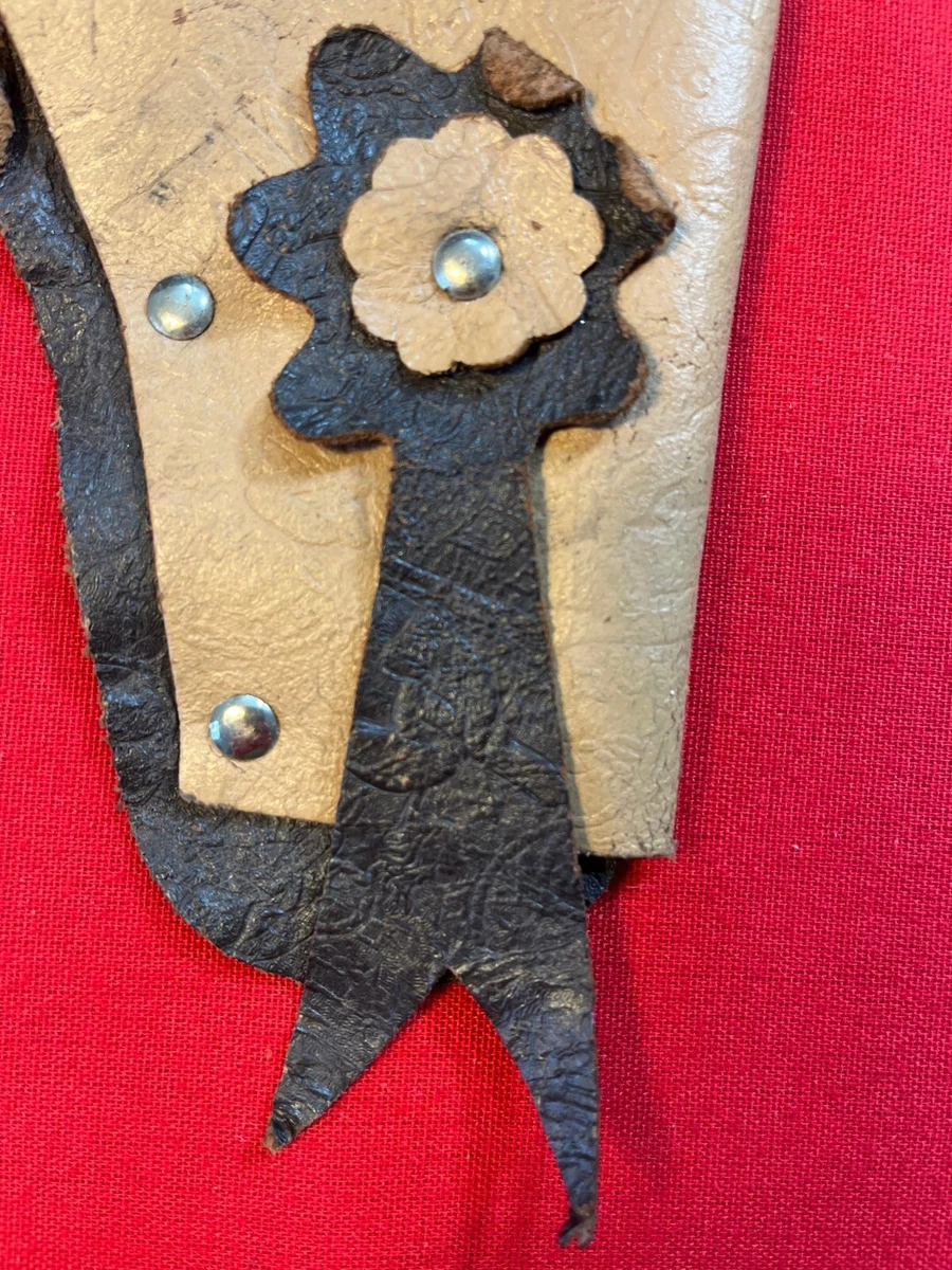 VINTAGE TOY WESTERN LEATHER RIGHT SIDED HOLSTER W/ BLACK AND WHITE