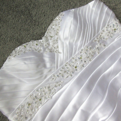 SIZE 17-18 BRIDE WHITE WEDDING DRESS GOWN W/  BOUQUET OPEN SHOULDER SPARKLES