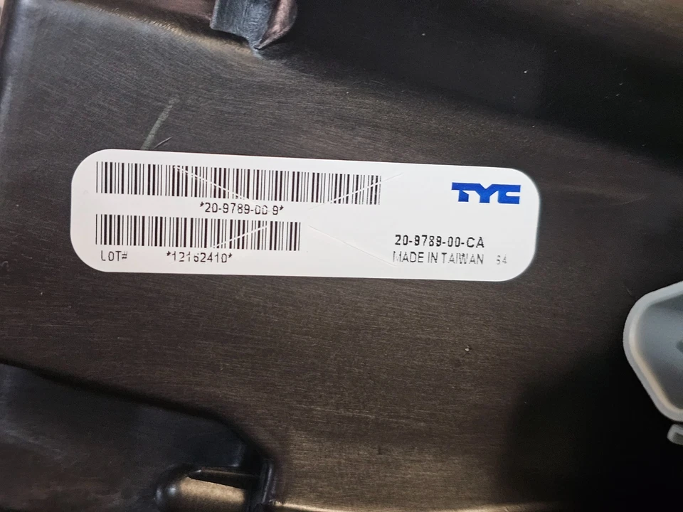 Conjunto de faros laterales para pasajeros TYC 20-9789-00-9 para Toyota Rav4 2016-2018 Foto 4 de 4