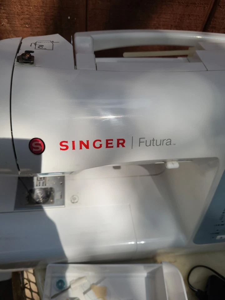 singer futura xl-400 Sewing Machine Embroidery. XL400 Read Description As Is - Image 2 of 4