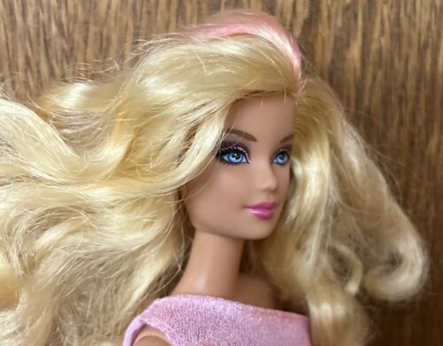 Barbie Articulated Mackie Doll 2472HF2 Blonde Pink Streak Closed Mouth HTF 2010 - Picture 4 of 15
