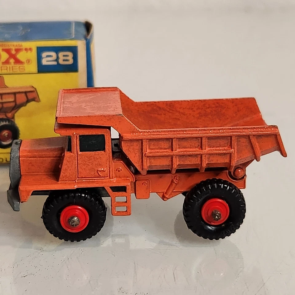 Camión de volteo vintage Matchbox Lesney #28 Mack 1968 Inglaterra ruedas sueltas caja rugosa Foto 3 de 4