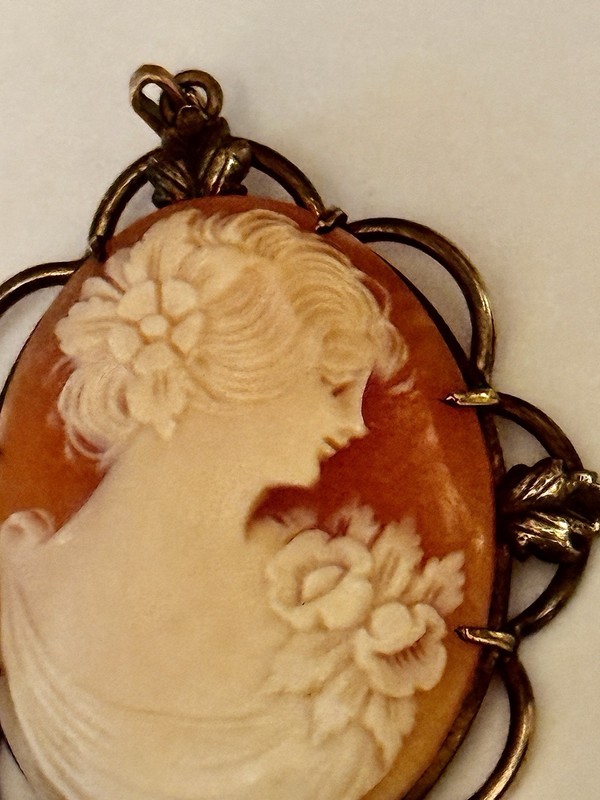 BEAUTIFUL ANTIQUE HAND CARVED SHELL CAMEO PENDANT