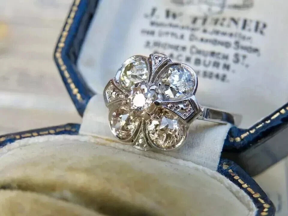 Hermoso anillo de regalo de boda de diamantes creado en laboratorio estilo Art Deco de oro blanco de 14 K FN Foto 2 de 4