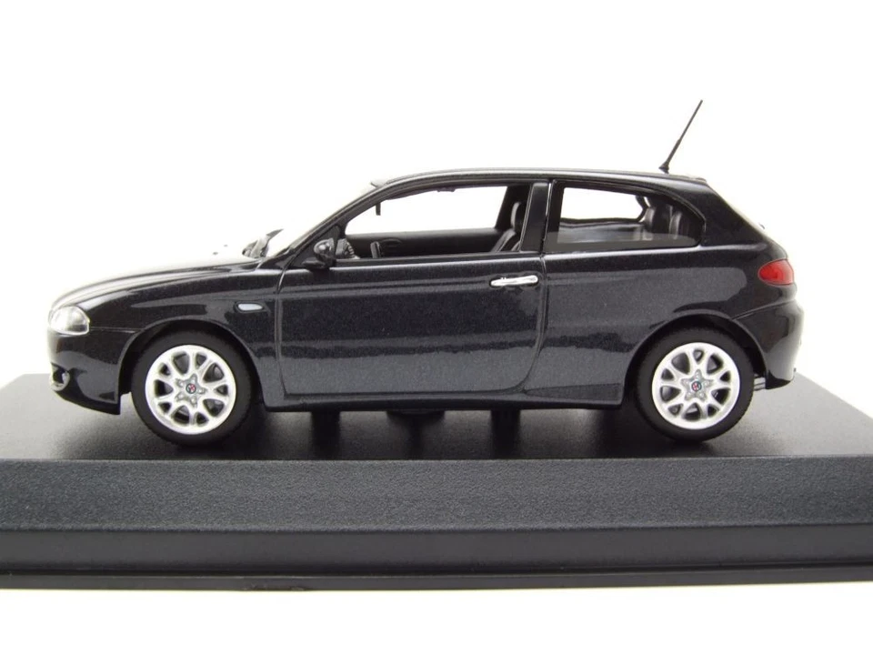 Alfa Romeo 147 2005 Nero Metallizzato Modellino 1:43 Maxichamps - Immagine 3 di 4