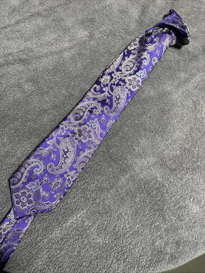 Corbata Paul Fredrick púrpura + dorado con incrustaciones de metal patrón cachemira hecha en Italia Foto 4 de 4