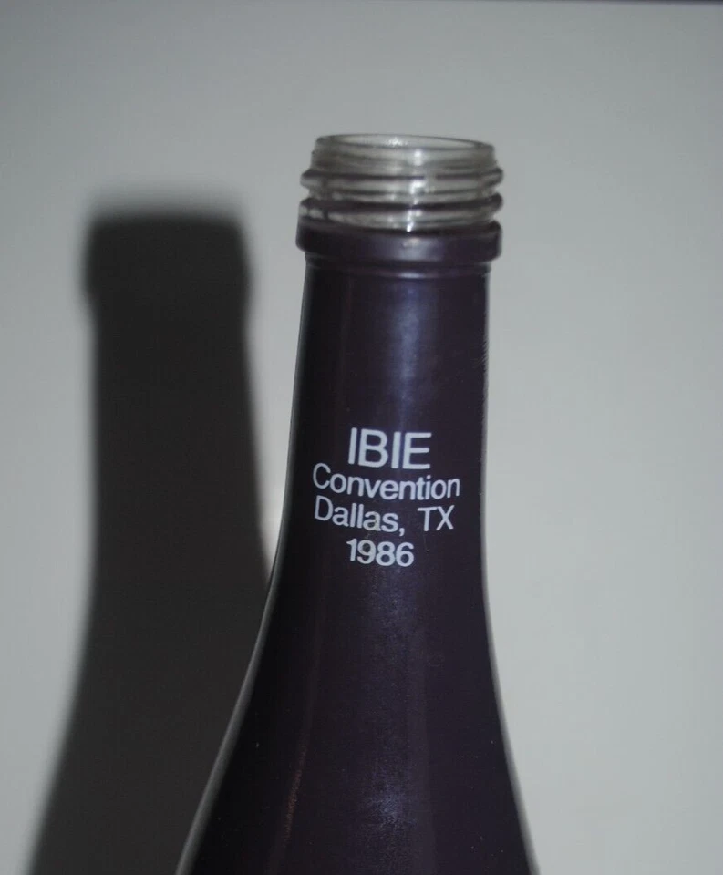 Convención IBIE 1986, Dallas, conmemoración botella de refresco, morado, botas vaqueras skyline Foto 2 de 4
