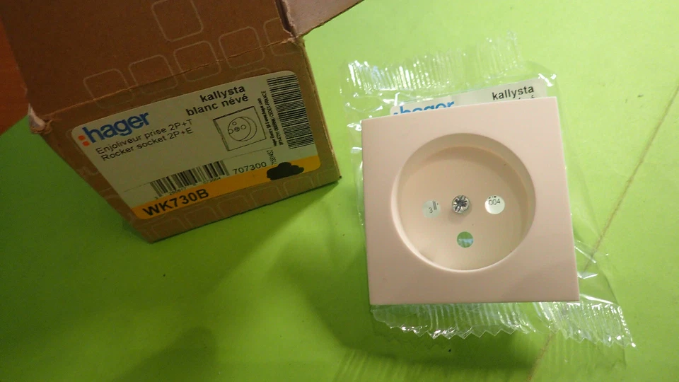 Hager KALLYSTA WK730B - Doigt enjoliveur pour prise BLANC NEVE à l'unité