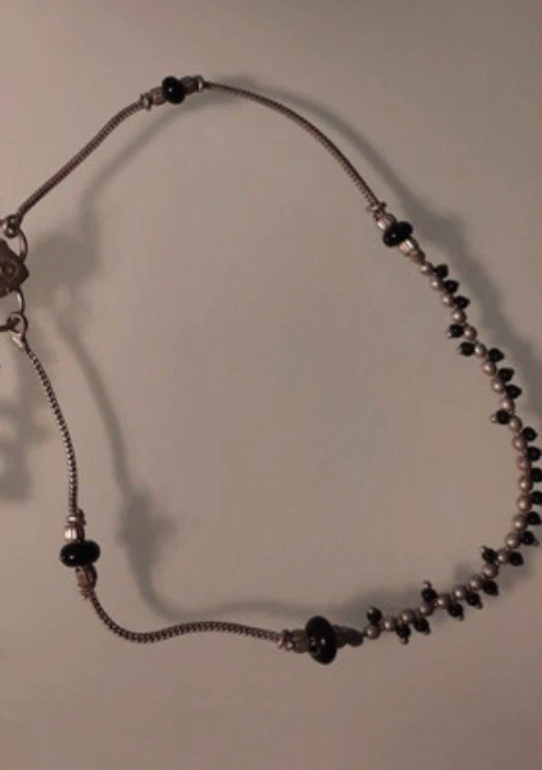 Fußkette in silber und schwarz