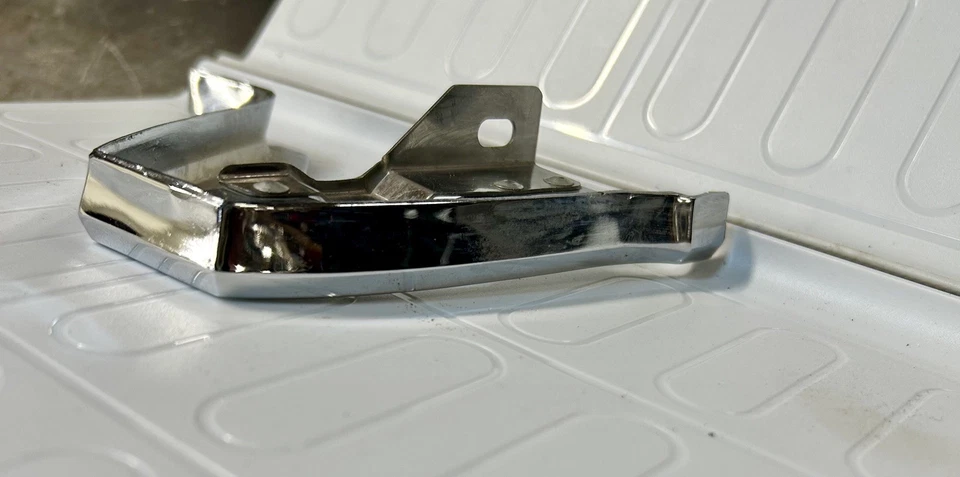 1968-1969 Lincoln Continental Turn Signal Trim LH & RH “horseshoe” - Imagem 4 de 4