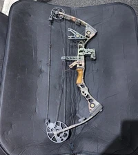 Mathews Solo Cam SQ 2 Compound  Bow 70Lb. W/ Arrows & Bag
