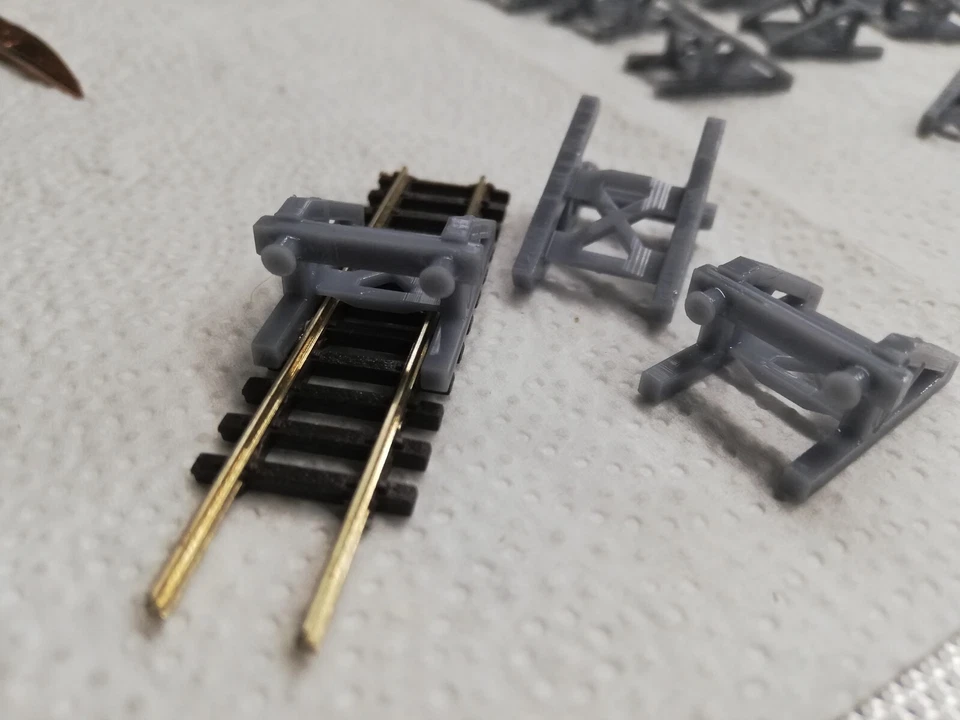 N Gauge 1:160 - 10 Piece Bumpers Resin - Image 3 of 3