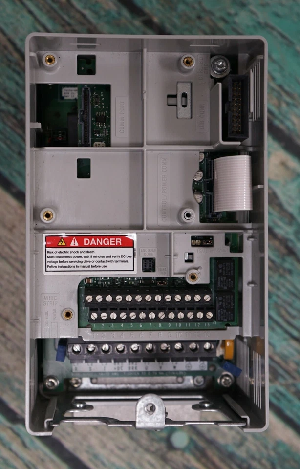 Allen Bradley 20AD2P1A0AYNNNC0/A PowerFlex 70 480 VAC 1HP probado bueno Foto 4 de 4