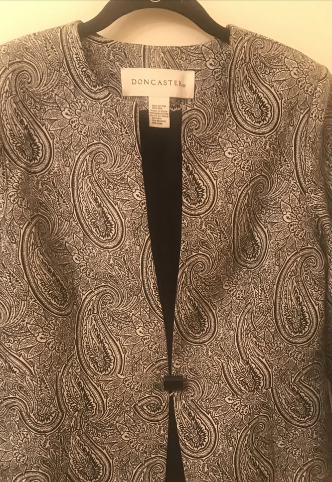 Jaqueta Doncaster tamanho 12 preta e branca paisley mistura de algodão/seda excelente carreira - Imagem 4 de 4