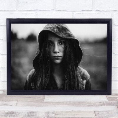 Sommersprossen Portrait schwarz-weiß Mädchen Frau draußen draußen Haare Stimmungsdruck