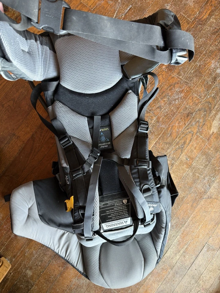 Mochila portabebés Deuter Kid Comfort 3 senderismo negra y gris lluvia parasol Foto 3 de 4