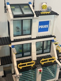 Lego 7744 City: Police Headquarters 95% Complete Minifigures Manuals