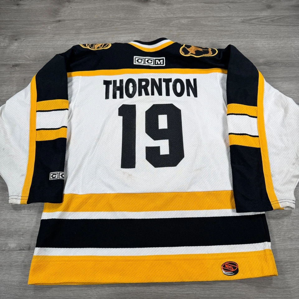 Camiseta deportiva blanca pequeña vintage CCM Joe Thornton #19 Boston Bruins para hombre Pooh Bear Foto 2 de 4