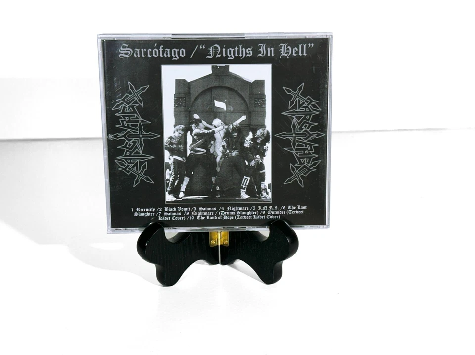 SARCOFAGO Nights In Hell CD + Die Cast Enamel Pin Foto 2 de 4