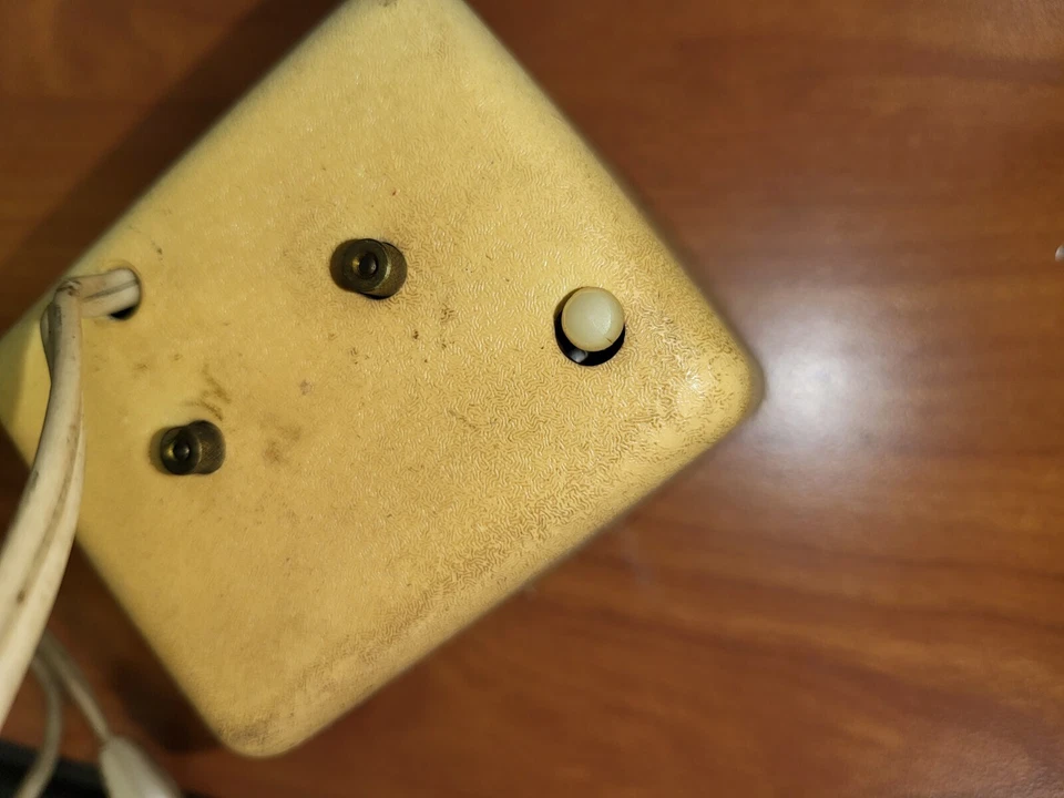 Vintage General Electric Clock 3478 White Rectangle Face 3"H x 3.5W x 3"D ** - Image 4 of 4